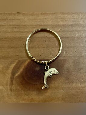 Vintage 14k solid yellow gold dangle/ swinging dolphin Charm Twisted Band Ring